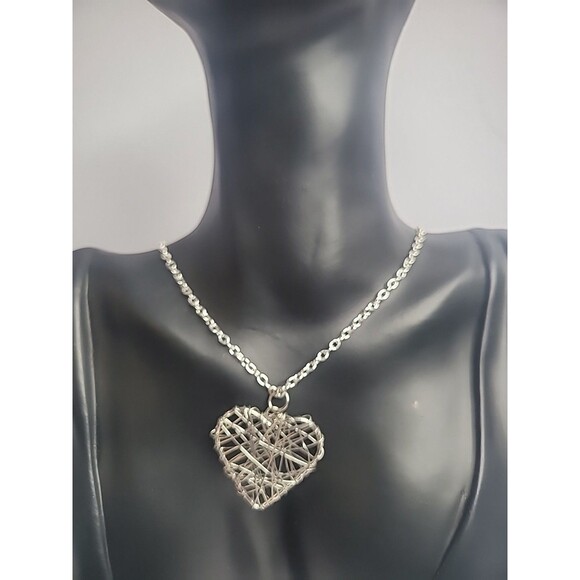 Vintage Silver Tone Chain Necklace Silver Tone Wire Wrapped Heart Pendant - Picture 2 of 11